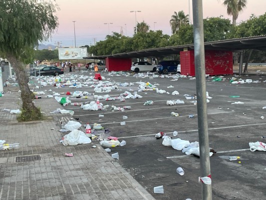 Vecinos de La Manga estallan contra los botellones: ruidos, basura y olor a orines de ¿una batalla perdida?