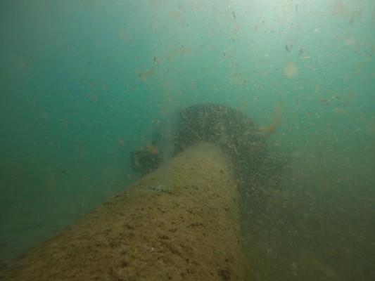 Un emisario en el kilómetro 5 de La Manga lleva una semana vertiendo aguas residuales al Mediterráneo
