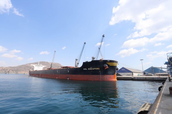 El KSL Singapore, un gigante del granel que atraca en el Puerto de Cartagena