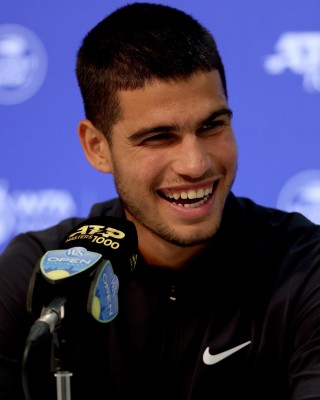 Alcaraz, quien se medirá a Cilic en Cincinnati, vuelve a sonreír y va 