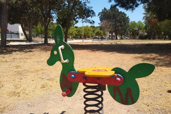 La Barriada Virgen de la Caridad contará con una nueva zona de juegos infantiles en el parque Alcalde Cendra Badía
