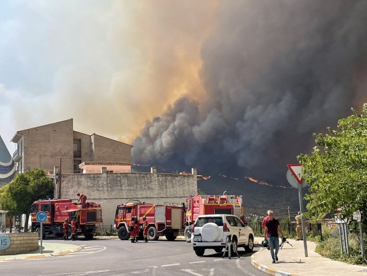 Alerta en el incendio de Bejís: más de mil evacuados y tres heridos graves por quemaduras