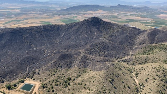 Extinguen el incendio forestal de Jumilla tras calcinar 400 hectáreas