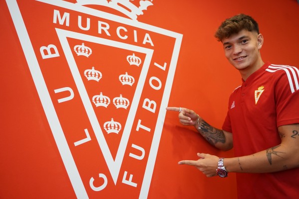 El joven lateral Arnau Solá llega al Murcia cedido por el Almería 