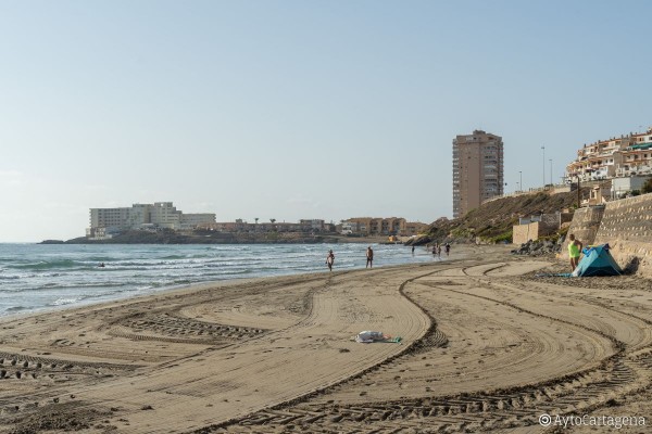 Cartagena y San Javier izan su primera bandera azul conjunta en la playa del Banco del Tabal
