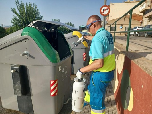 Los 9.600 contenedores de Murcia aprovechan el verano para darse un 'baño'