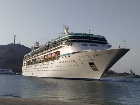 El 'Vision of the Seas' hace escala en Cartagena: 11 plantas, 8 piscinas y jacuzzis, casino y 8 restaurantes y salones al más estilo Broadway