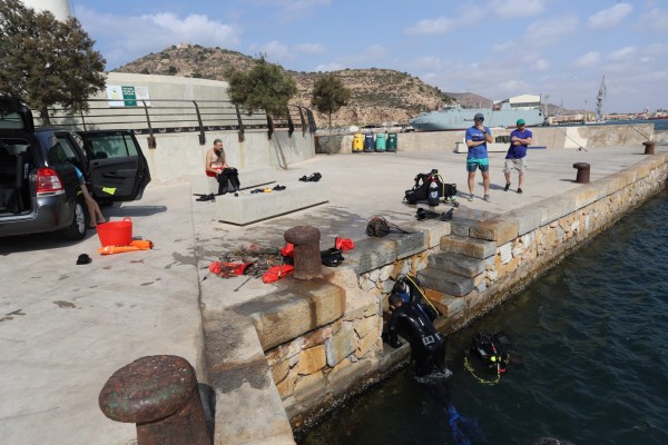 Gafas, cañas, tuberías, sedales, plásticos y 5 kilogramos de plomo son retirados por Hippocampus en el muelle de La Curra