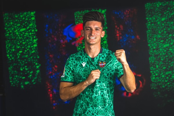 El Levante presenta su equipación alternativa verde 'granota'