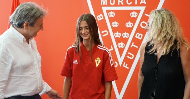 Avance en la igualdad de sexos: el Murcia firma el primer contrato profesional a una futbolista