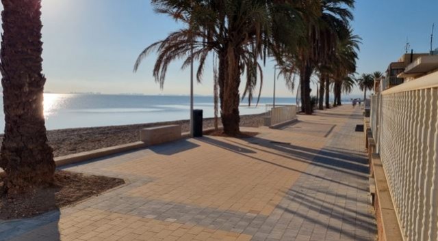 Los Urrutias estrena el remodelado paseo marítimo con nuevo pavimento, alumbrado, bancos y recogida de pluviales