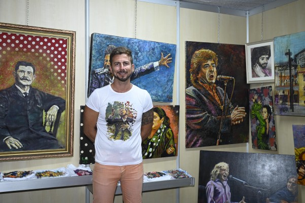 El artista Pedro Juan Rabal retrata el flamenco en La Unión y regala una obra a José Mercé
