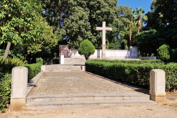 El derribo de la cruz es inminente: la empresa inicia el vallado para retirar el monumento