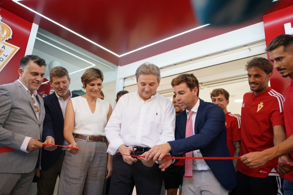 El Real Murcia inaugura tienda en el centro de la ciudad, frente al Corte Inglés