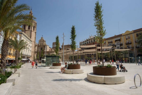 València estrena Plaza de la Reina y pone coto a las terrazas