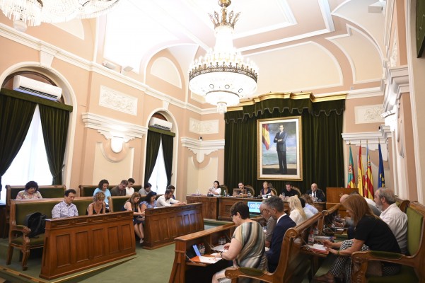 Un pleno extraño para el fin de curso político: acuerdo y bronca por la residencia