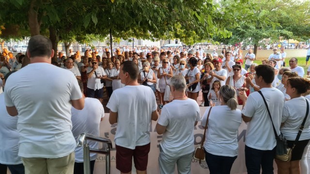 Cientos de vecinos vuelven a salir a la calle en Los Alcázares para pedir una atención sanitaria 24 horas