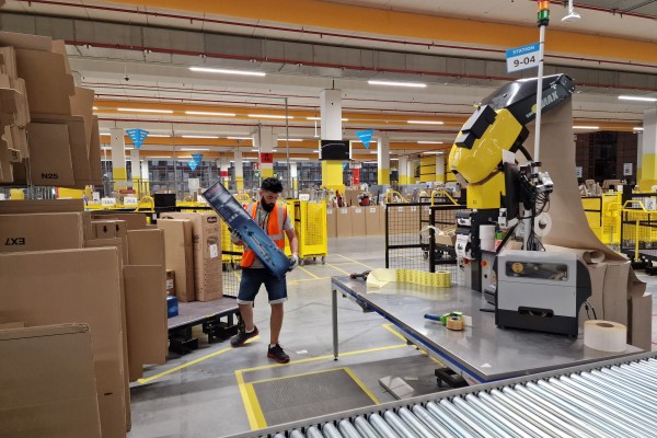 Amazon en Onda: 77.000 m2 de almacén, al 20% de uso y remite paquetes hasta Alemania