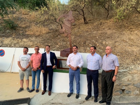 Fernan ya tiene una avenida y una escultura en Algarinejo