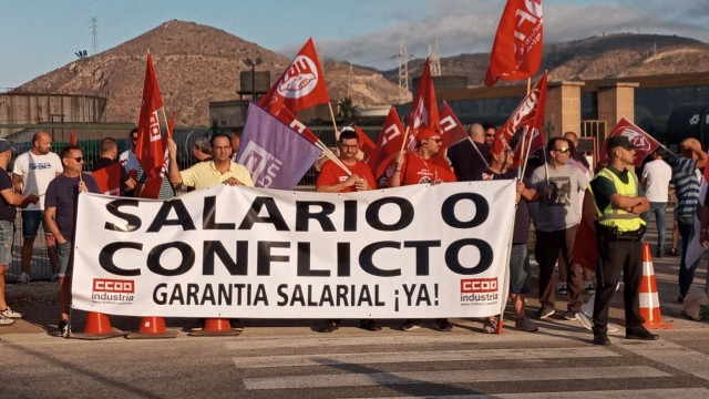 El primer día de huelga en Repsol genera retenciones kilométricas en los accesos a Escombreras