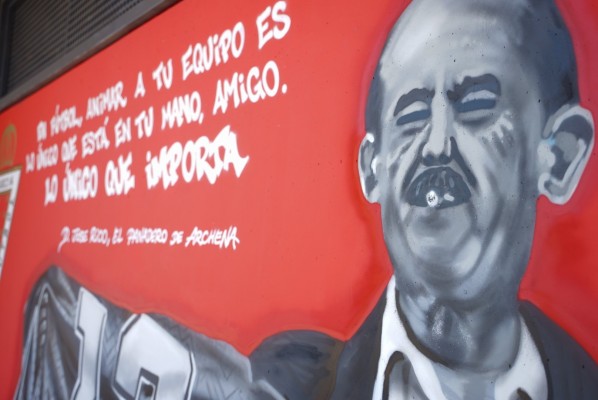 El Panadero de Archena ya tiene su mural en el estadio y el equipo inicia la pretemporada