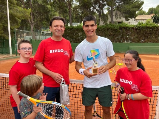 Alcaraz, Embajador de Assido, juega unas bolas con jóvenes con síndrome de Down
