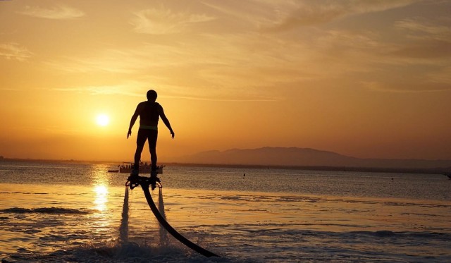 El deporte con el que vuelas sobre el agua está en La Manga: el flyboard tiene escuela en el Mar Menor