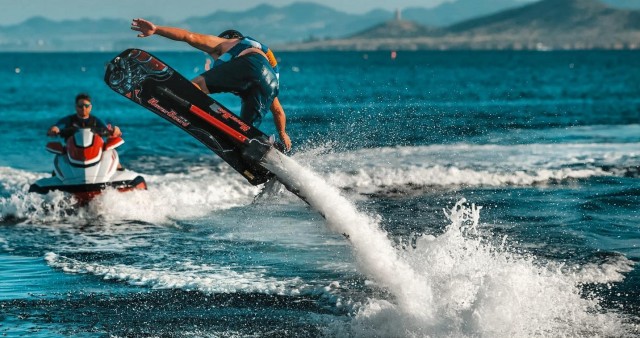Los deportes de agua más extremos que puedes disfrutar en el Mar Menor