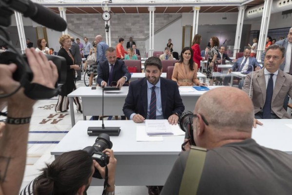 Miras obedece a Feijóo y lanza las redes del consenso... pero la oposición ve su proyecto 