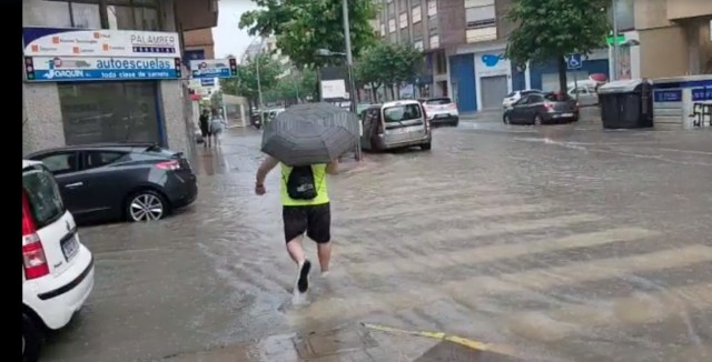 Calles y garajes anegados tras una tromba de agua en el litoral castellonense