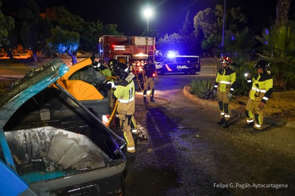 Veinte contenedores quemados en la noche de San Juan y medio centenar de intervenciones de los bomberos en Cartagena