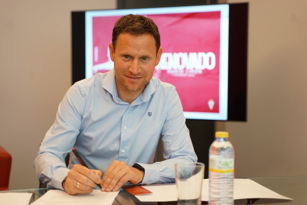 Mario Simón renueva como entrenador del Real Murcia en la Primera RFEF Footters