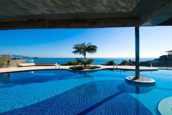 Las piscinas en casas de la Región que no te dejarán indiferente: arquitectura y diseño para combatir el calor