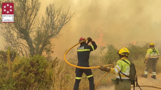 El incendio declarado en Viver obliga a desalojar varias viviendas y a confinar a los vecinos de Caudiel