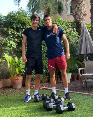 Alcaraz prepara Wimbledon junto al futbolista Gonzalo Villar y sortea una de sus raquetas firmada