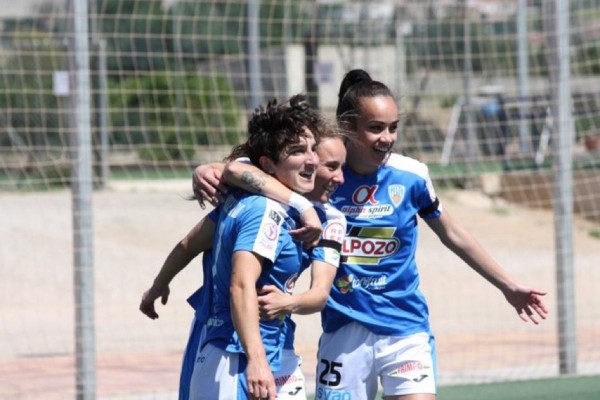 El Alhama CF también renueva a las delanteras Helena Torres y Daniela Arques 