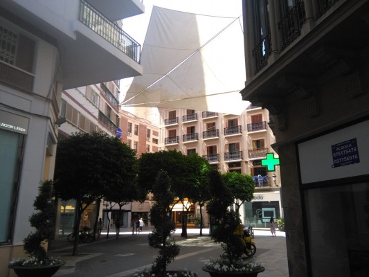 Las calles del centro de Murcia se visten de verano con la instalación de los toldos para combatir el calor