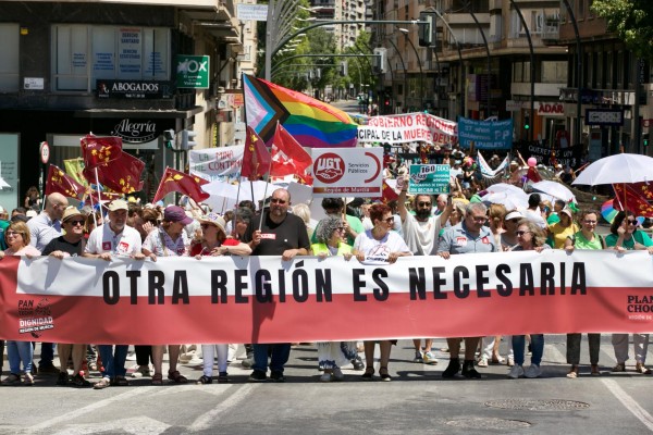 Cientos de personas marchan por las calles de Murcia para reivindicar que 'Otra Región es necesaria'
