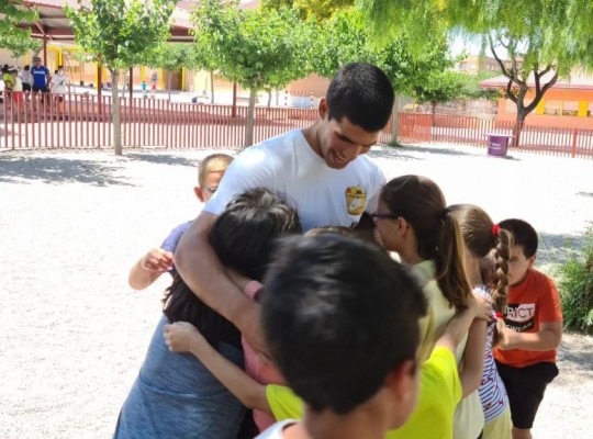 Alcaraz vuelve al cole y ejerce de psicólogo con un niño al que llega a emocionar