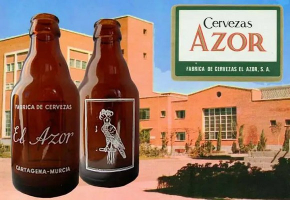 Aquellos tiempos en los que en El Palmar se bebía El Azor: una exposición repasa la historia de la cervecera 