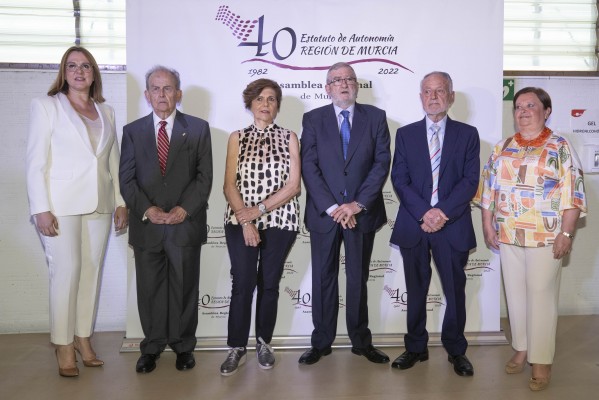 Cariño, homenaje y máximos honores para los seis capitanes de la Asamblea Regional