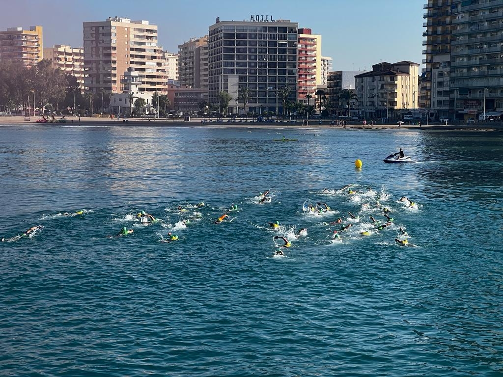 Casi 200 deportistas compiten en la cuarta edición de la Swimrun Costa Azahar en Oropesa del Mar