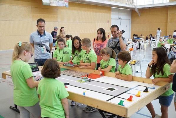 Un total de 35 equips participen en la World Robot Olympiad celebrada a l'UJI