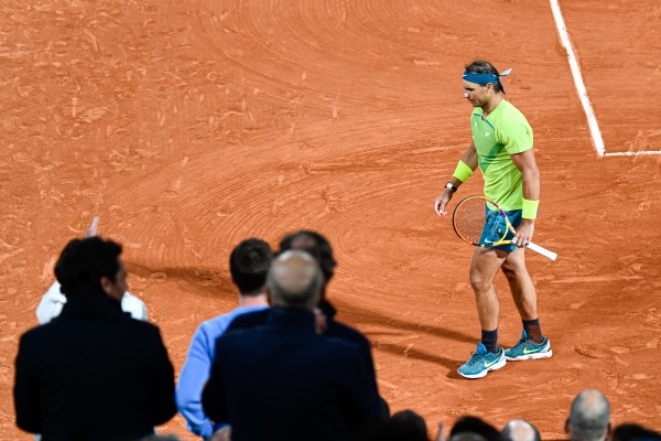 Nadal accede a su decimocuarta final en París tras el abandono de Zverev por lesión 