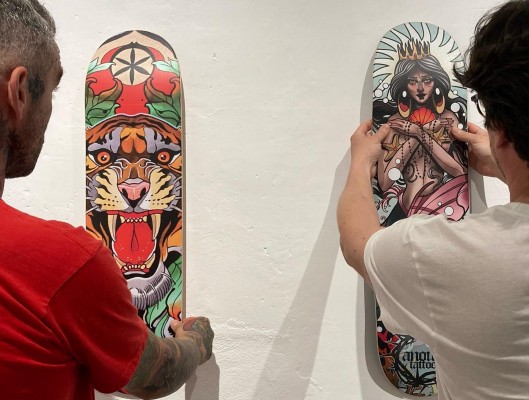 Cuando el cuadro es un skate: una marca murciana traslada diseños de los mejores tatuadores al monopatín