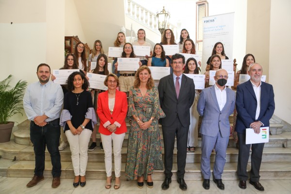 Facsa entrega 28 becas a estudiantes de la UJI que residen en Castelló