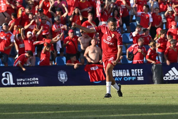 El Real Murcia logra el ascenso con 12.000 gargantas gritando por él en Alicante