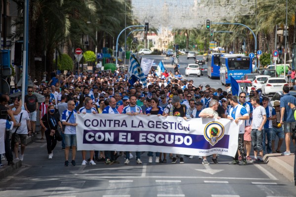 Más de 600 aficionados del Hércules se manifiestan contra Ortiz y exigen la intervención de Barcala
