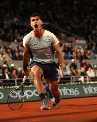 Alcaraz llega a octavos de final tras vengarse de Korda en tres sets en Roland Garros