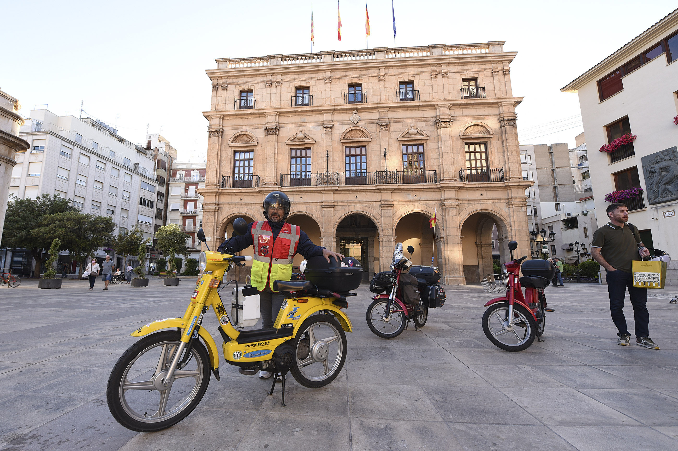 La Vuelta a España en Vespino sigue 'quemando' etapas tras pasar por la provincia de Castellón
